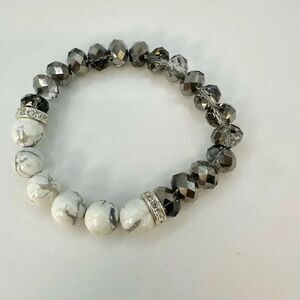 Howlite and crystal stretchy bracelet